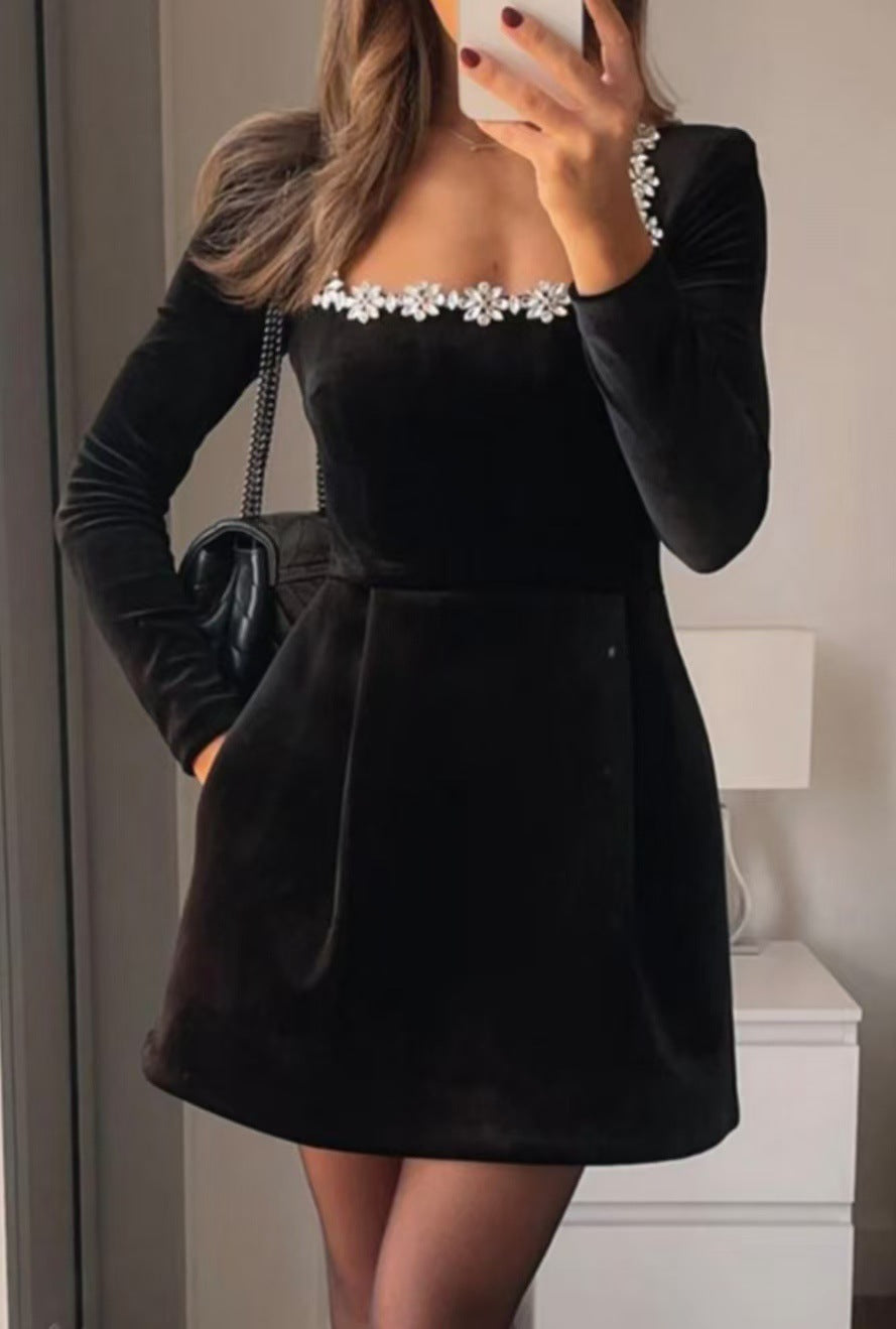 Elegantes, langärmeliges Kleid mit quadratischem Ausschnitt und Blumenmuster aus Strasssteinen – modische A-Linien-Kurzkleider als Frühlingsmode für Damen