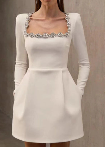 Elegantes, langärmeliges Kleid mit quadratischem Ausschnitt und Blumenmuster aus Strasssteinen – modische A-Linien-Kurzkleider als Frühlingsmode für Damen