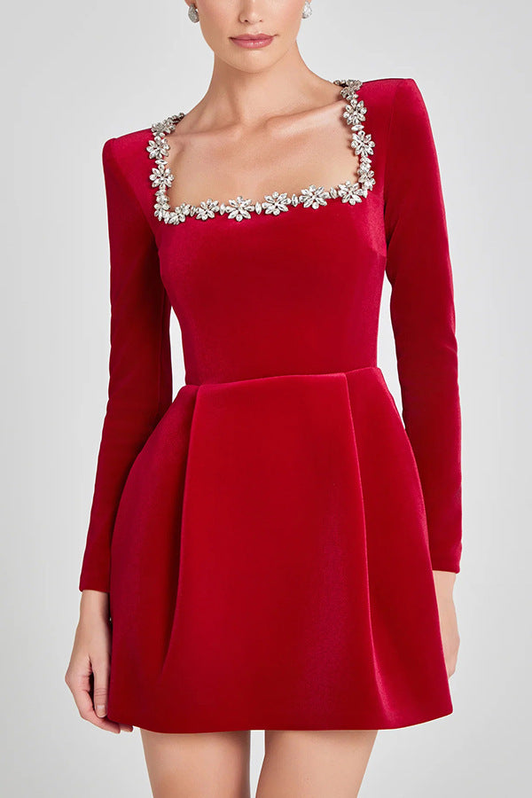 Elegantes, langärmeliges Kleid mit quadratischem Ausschnitt und Blumenmuster aus Strasssteinen – modische A-Linien-Kurzkleider als Frühlingsmode für Damen